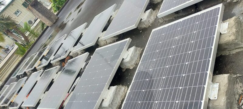 屋上いっぱいのソーラーパネル