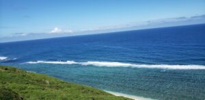 画面いっぱいに広がる沖縄の海